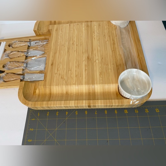 Smirly bamboo cheeseboard with ramekins and cheese knives - Picture 5 of 10